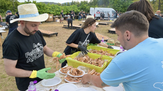 La comisión de San Juan de Anceis despachó ayer cerca de 2.000 raciones –más de 900 kilos– de cigala en uno de los eventos más multitudinarios del año en el municipio cambrés