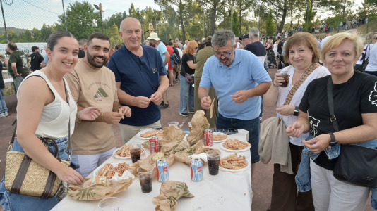 La comisión de San Juan de Anceis despachó ayer cerca de 2.000 raciones –más de 900 kilos– de cigala en uno de los eventos más multitudinarios del año en el municipio cambrés