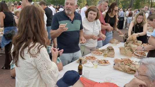 La comisión de San Juan de Anceis despachó ayer cerca de 2.000 raciones –más de 900 kilos– de cigala en uno de los eventos más multitudinarios del año en el municipio cambrés