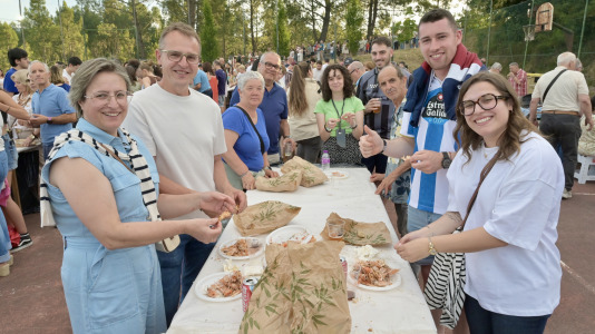 La comisión de San Juan de Anceis despachó ayer cerca de 2.000 raciones –más de 900 kilos– de cigala en uno de los eventos más multitudinarios del año en el municipio cambrés