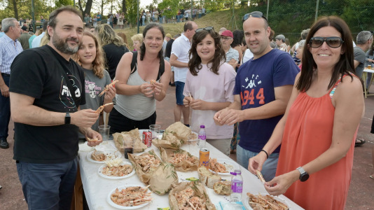 La comisión de San Juan de Anceis despachó ayer cerca de 2.000 raciones –más de 900 kilos– de cigala en uno de los eventos más multitudinarios del año en el municipio cambrés