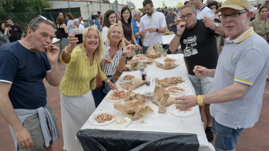 La comisión de San Juan de Anceis despachó ayer cerca de 2.000 raciones –más de 900 kilos– de cigala en uno de los eventos más multitudinarios del año en el municipio cambrés
