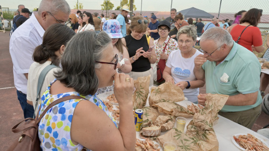 La comisión de San Juan de Anceis despachó ayer cerca de 2.000 raciones –más de 900 kilos– de cigala en uno de los eventos más multitudinarios del año en el municipio cambrés