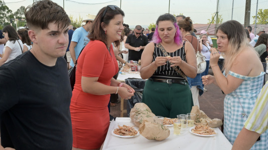 La comisión de San Juan de Anceis despachó ayer cerca de 2.000 raciones –más de 900 kilos– de cigala en uno de los eventos más multitudinarios del año en el municipio cambrés