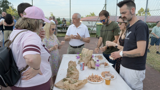 La comisión de San Juan de Anceis despachó ayer cerca de 2.000 raciones –más de 900 kilos– de cigala en uno de los eventos más multitudinarios del año en el municipio cambrés