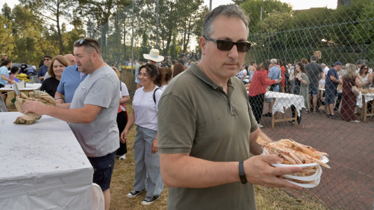 La comisión de San Juan de Anceis despachó ayer cerca de 2.000 raciones –más de 900 kilos– de cigala en uno de los eventos más multitudinarios del año en el municipio cambrés