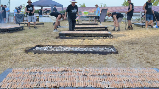 La comisión de San Juan de Anceis despachó ayer cerca de 2.000 raciones –más de 900 kilos– de cigala en uno de los eventos más multitudinarios del año en el municipio cambrés