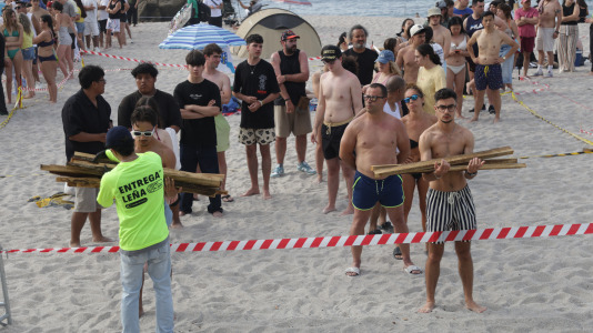 Entrega de la madera para las hogueras en la playa del Orzán
