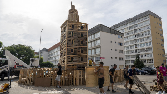 La Torre de Hércules en el barrio Las Flores