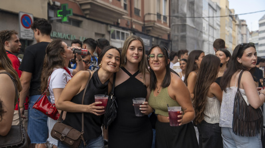 Ambiente de fiesta total en la calle San Juan