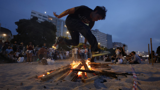 Saltando las hogueras