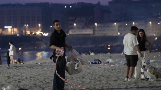 El Paseo Marítimo de A Coruña amaneció con toneladas de basura
