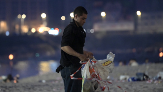 El Paseo Marítimo de A Coruña amaneció con toneladas de basura
