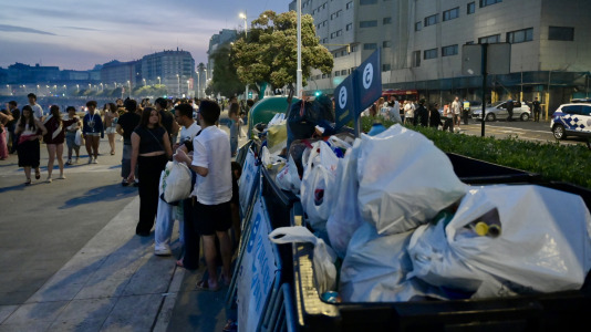 El Paseo Marítimo de A Coruña amaneció con toneladas de basura