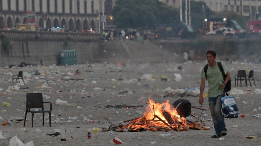 El Paseo Marítimo de A Coruña amaneció con toneladas de basura