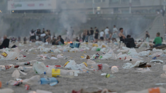 El Paseo Marítimo de A Coruña amaneció con toneladas de basura