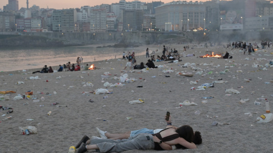 El Paseo Marítimo de A Coruña amaneció con toneladas de basura