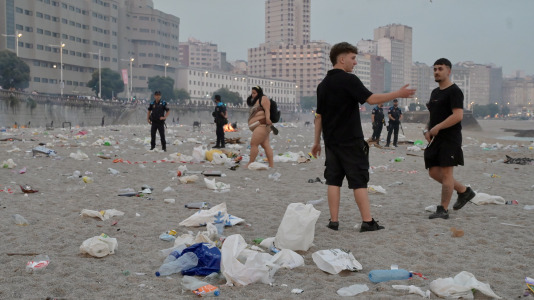 El Paseo Marítimo de A Coruña amaneció con toneladas de basura