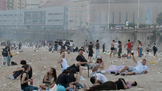 El Paseo Marítimo de A Coruña amaneció con toneladas de basura