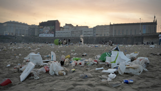 El Paseo Marítimo de A Coruña amaneció con toneladas de basura