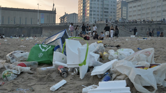 El Paseo Marítimo de A Coruña amaneció con toneladas de basura