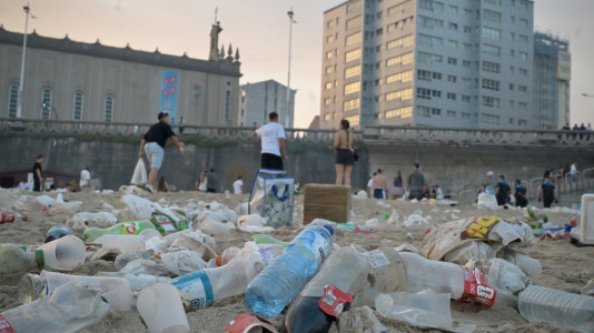 El Paseo Marítimo de A Coruña amaneció con toneladas de basura