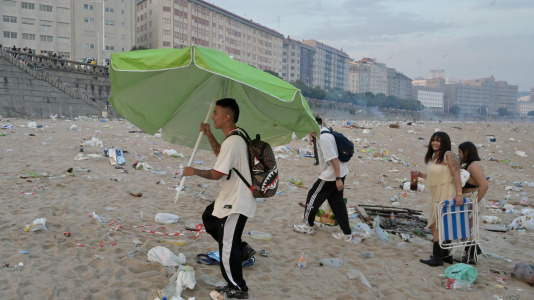 El Paseo Marítimo de A Coruña amaneció con toneladas de basura