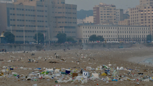 El Paseo Marítimo de A Coruña amaneció con toneladas de basura
