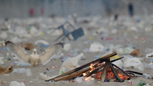 El Paseo Marítimo de A Coruña amaneció con toneladas de basura