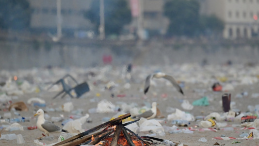 El Paseo Marítimo de A Coruña amaneció con toneladas de basura