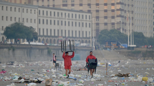 El Paseo Marítimo de A Coruña amaneció con toneladas de basura