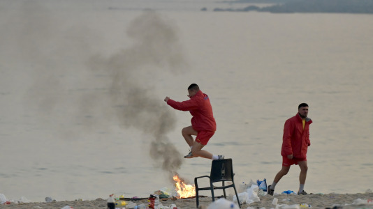El Paseo Marítimo de A Coruña amaneció con toneladas de basura