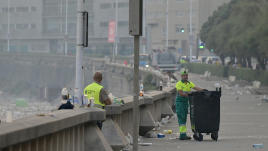 El Paseo Marítimo de A Coruña amaneció con toneladas de basura