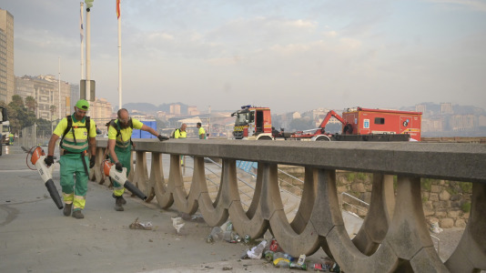 El Paseo Marítimo de A Coruña amaneció con toneladas de basura