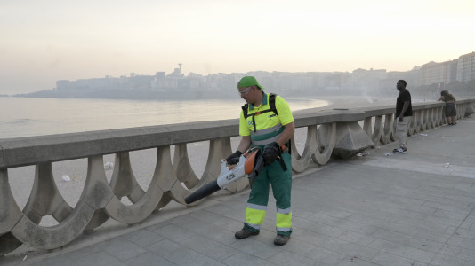 El Paseo Marítimo de A Coruña amaneció con toneladas de basura