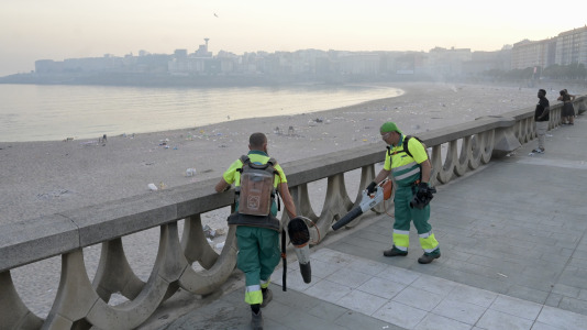 El Paseo Marítimo de A Coruña amaneció con toneladas de basura