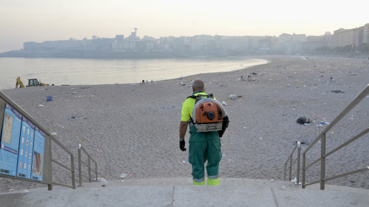 El Paseo Marítimo de A Coruña amaneció con toneladas de basura