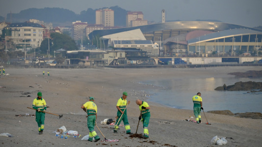 El Paseo Marítimo de A Coruña amaneció con toneladas de basura