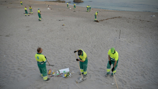 El Paseo Marítimo de A Coruña amaneció con toneladas de basura