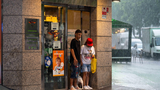 Los coruñeses tuvieron que buscar refugio en la tarde de San Juan al ser sorprendidos por una intensa granizada