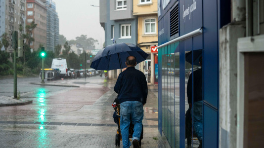 Los coruñeses tuvieron que buscar refugio en la tarde de San Juan al ser sorprendidos por una intensa granizada