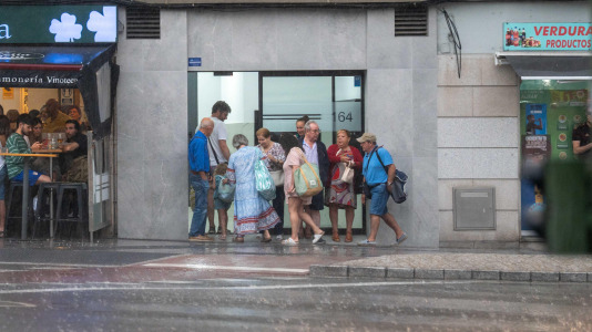 Los coruñeses tuvieron que buscar refugio en la tarde de San Juan al ser sorprendidos por una intensa granizada