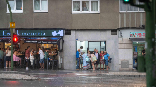 Los coruñeses tuvieron que buscar refugio en la tarde de San Juan al ser sorprendidos por una intensa granizada