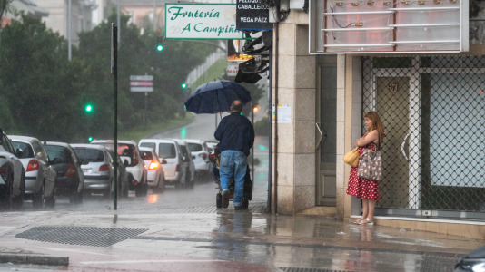 Los coruñeses tuvieron que buscar refugio en la tarde de San Juan al ser sorprendidos por una intensa granizada