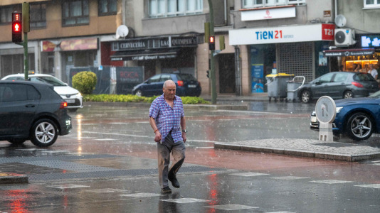 Los coruñeses tuvieron que buscar refugio en la tarde de San Juan al ser sorprendidos por una intensa granizada