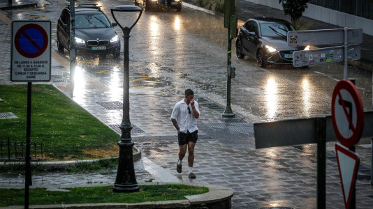 Los coruñeses tuvieron que buscar refugio en la tarde de San Juan al ser sorprendidos por una intensa granizada