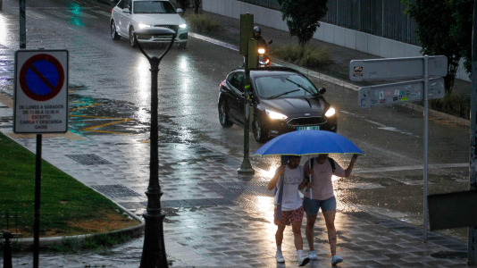 Los coruñeses tuvieron que buscar refugio en la tarde de San Juan al ser sorprendidos por una intensa granizada