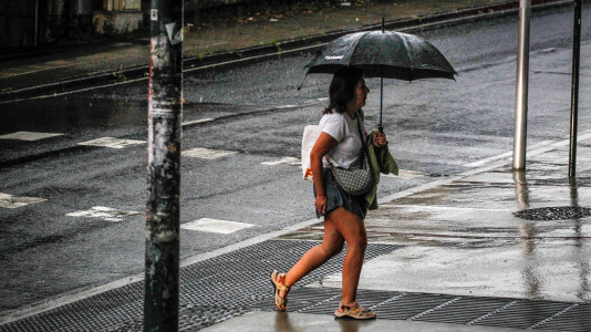 Los coruñeses tuvieron que buscar refugio en la tarde de San Juan al ser sorprendidos por una intensa granizada