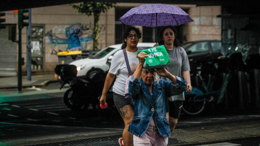 Los coruñeses tuvieron que buscar refugio en la tarde de San Juan al ser sorprendidos por una intensa granizada
