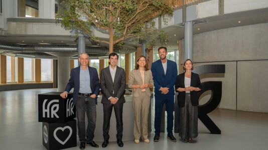 Visita de Ángeles Vázquez (en el centro) a la fábrica de Estrella Galicia